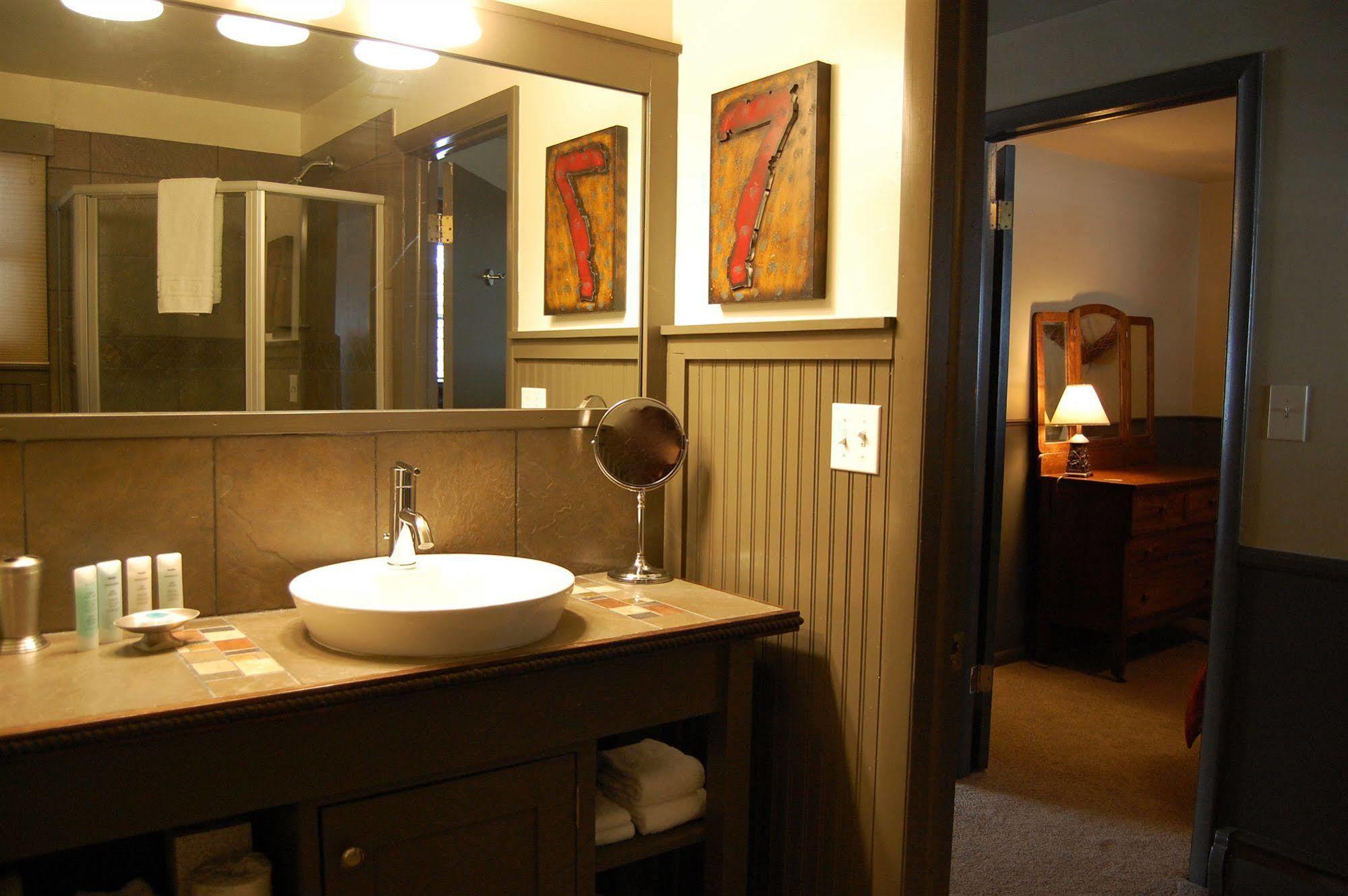 Highland Haven Creekside Inn Evergreen Exteriör bild